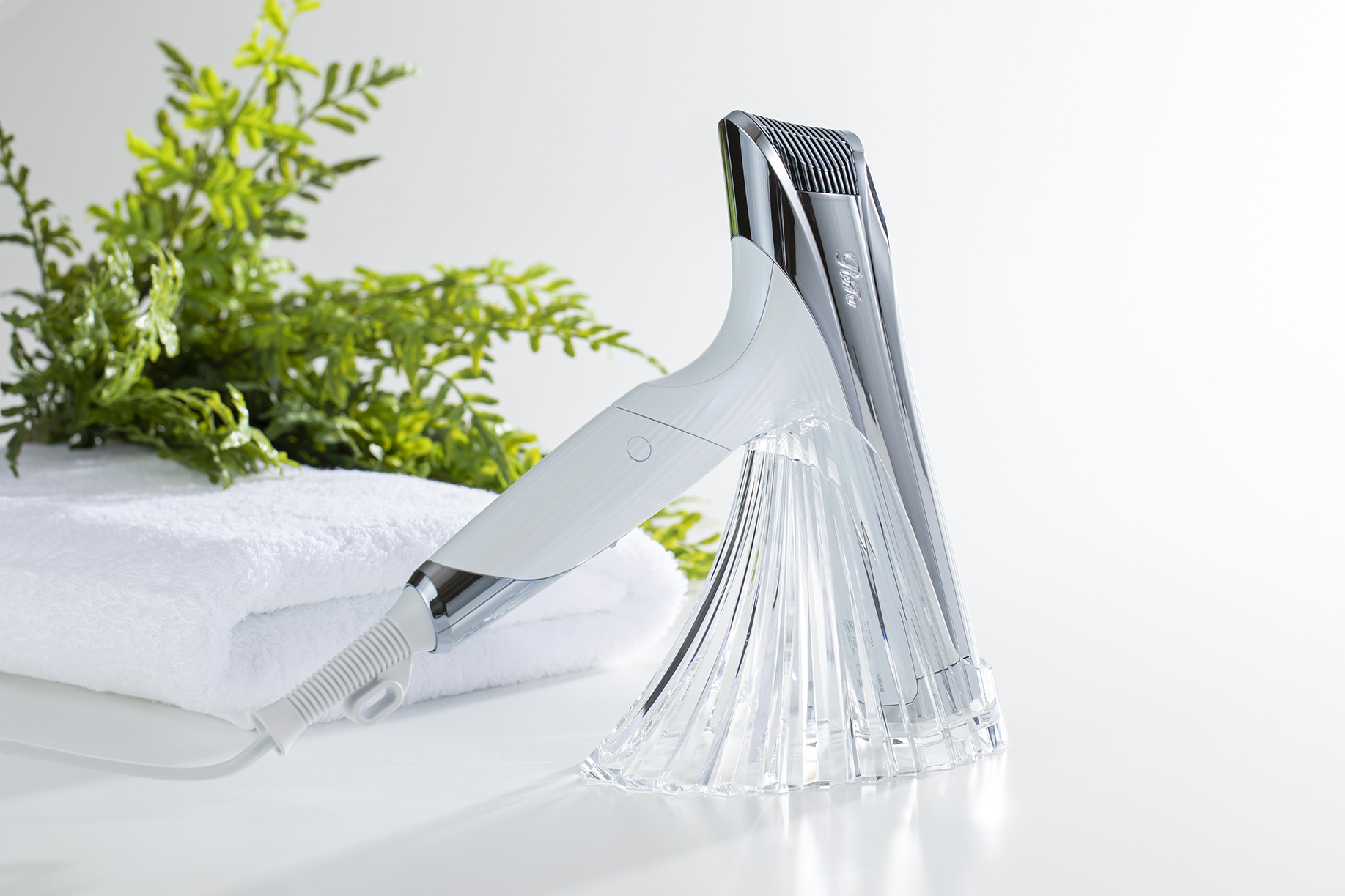 ファーストクラス・ビジネスクラス58平米以上の客室には「ReFa」のドライヤーを入室しております