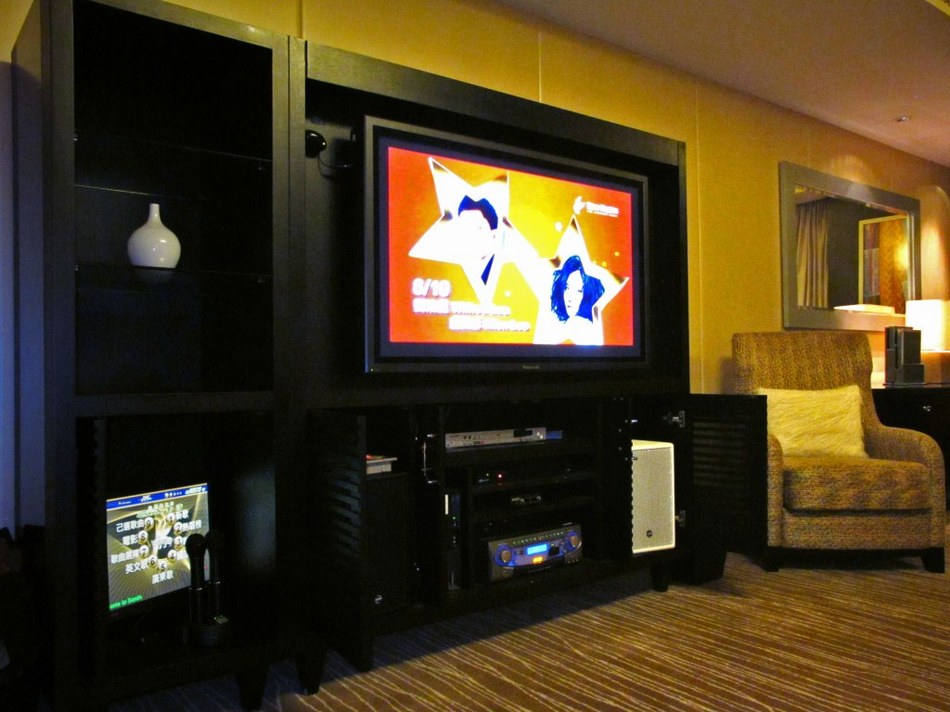カラオケシステムが搭載されたテレビ。 Karaoke