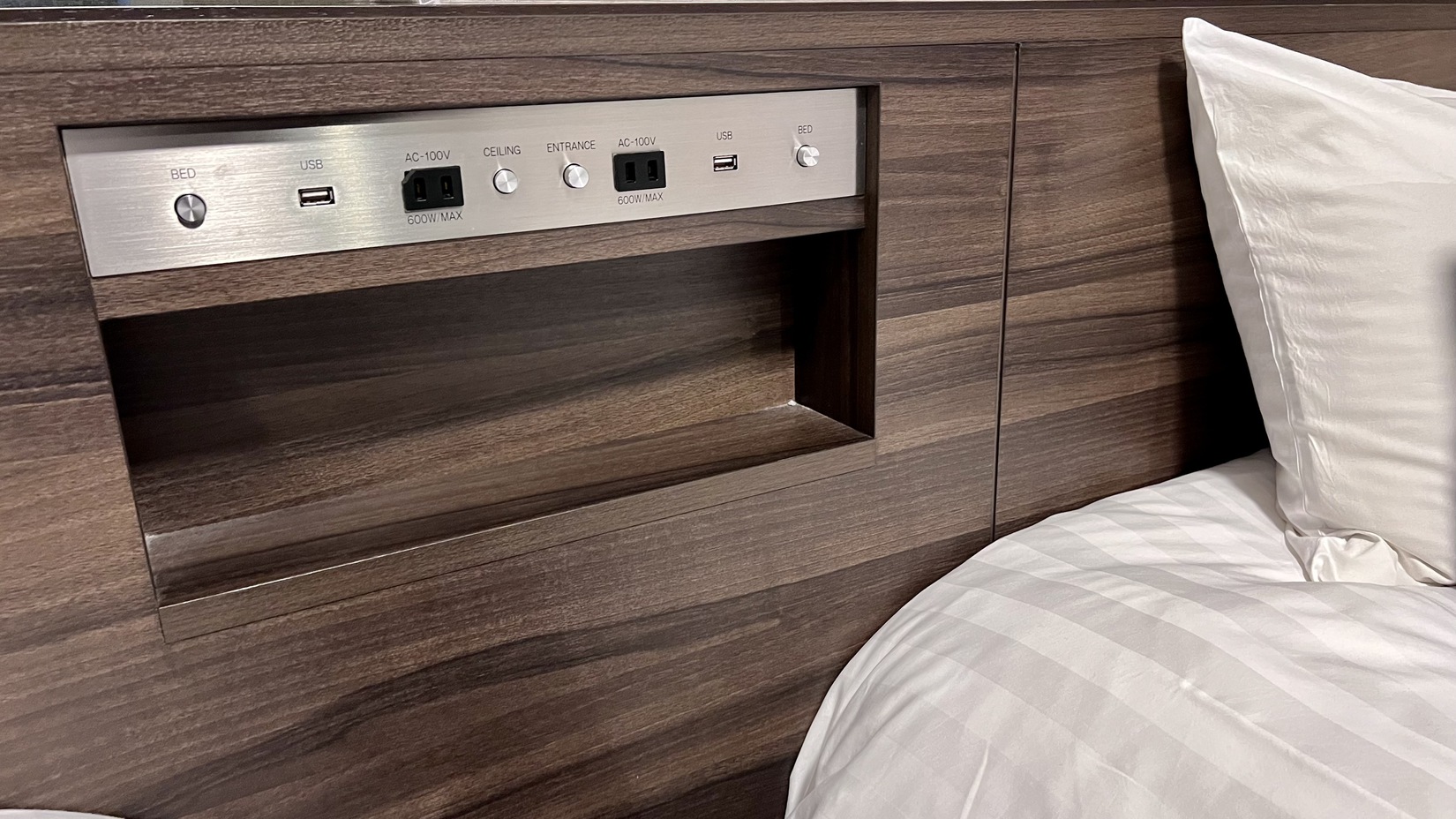 ベッド横のUSB　就寝中のスマホ充電も可能！