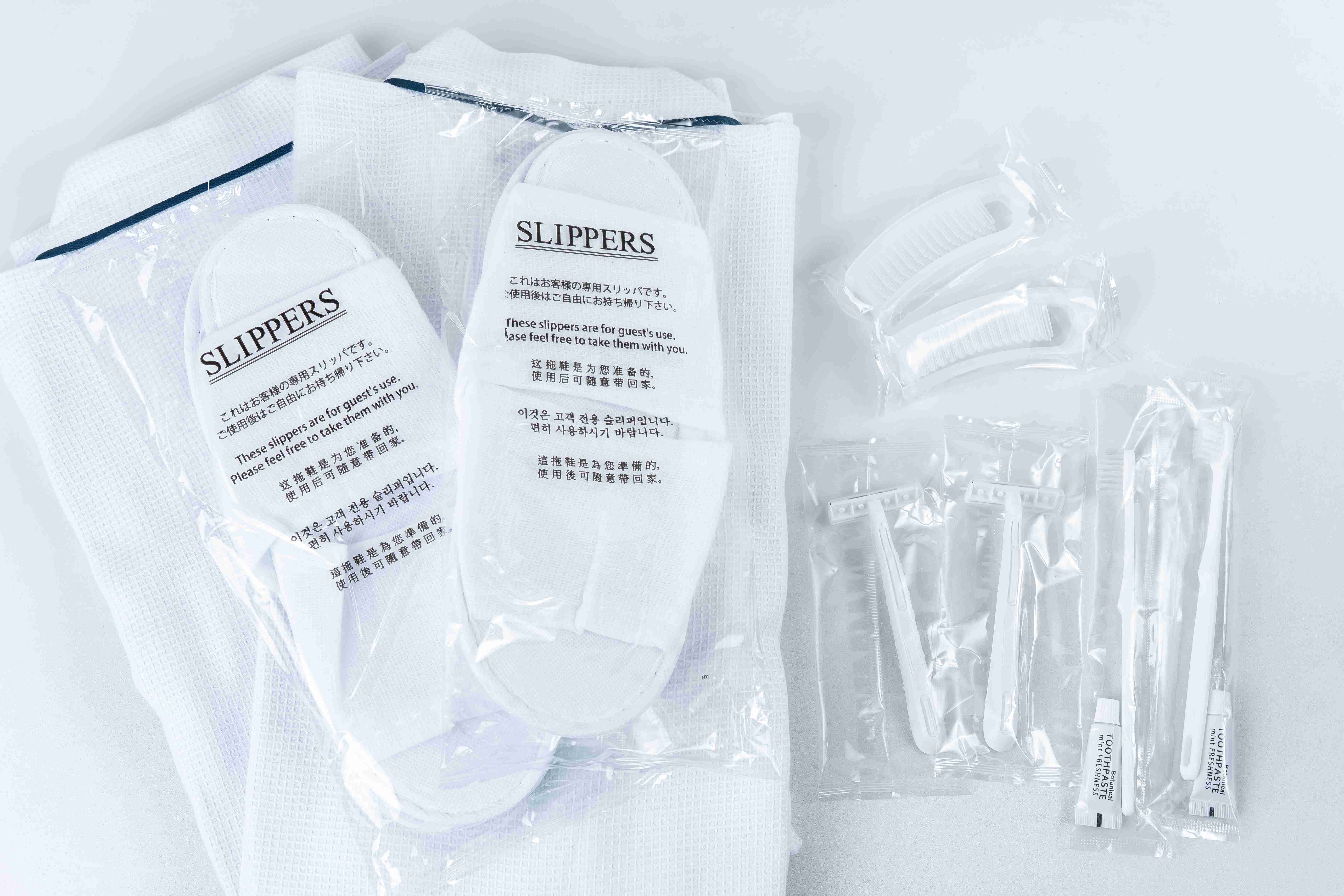 ガウン・スリッパ・ハブラシ・ヘアブラシ・カミソリ