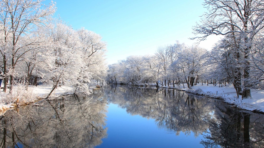・【周辺】冬には雪化粧する大自然、四季折々の景観を楽しめます