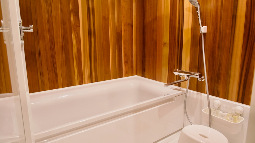 客室浴槽一例：木の温もりを感じる浴室。シャワーはBollina Avanti