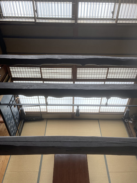 二階踊り場から見下ろした景観