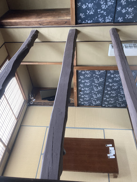 二階踊り場から見下ろした景観
