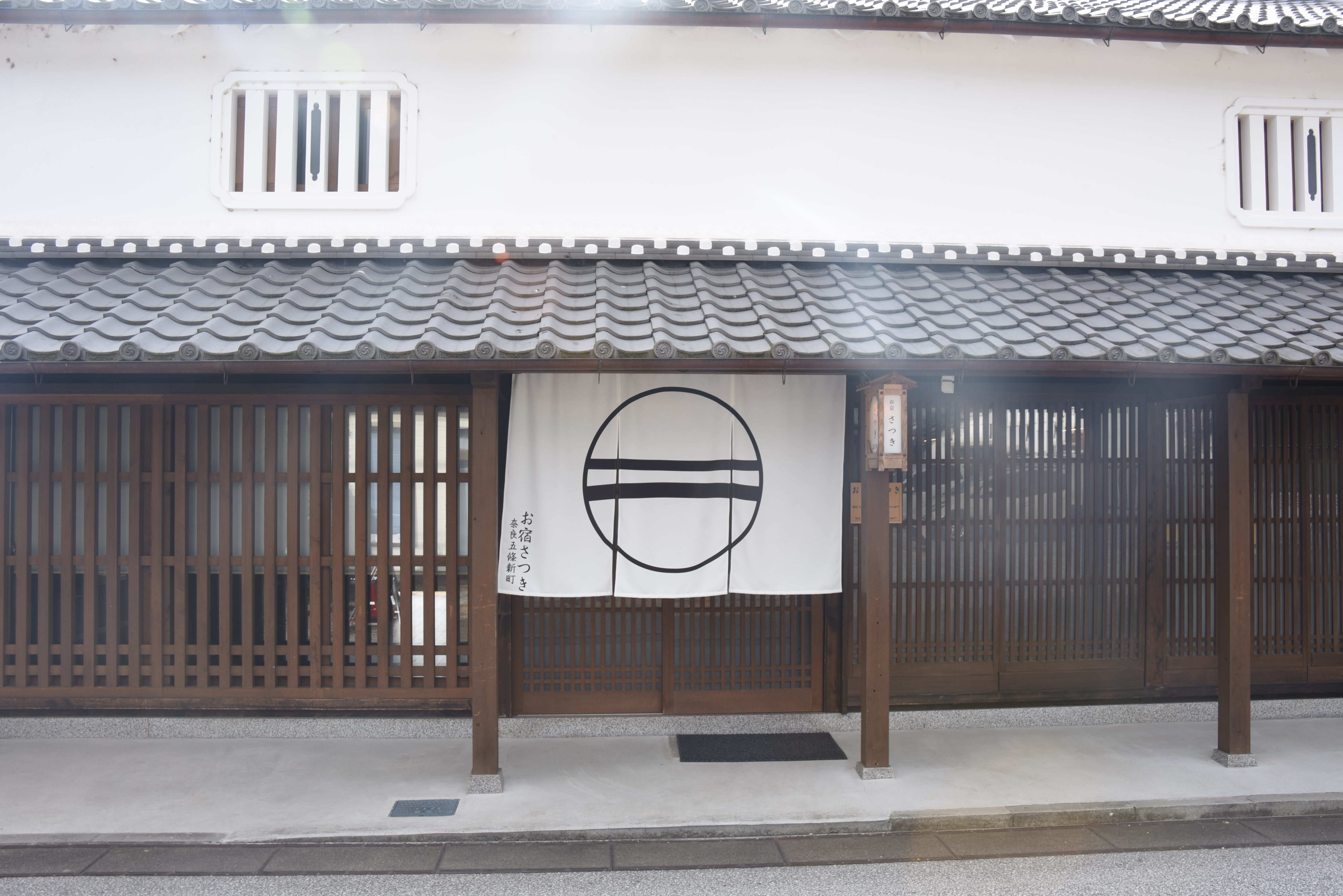 お宿さつき（奈良・五條）の外観は、どこか懐かしい雰囲気をまとっています。