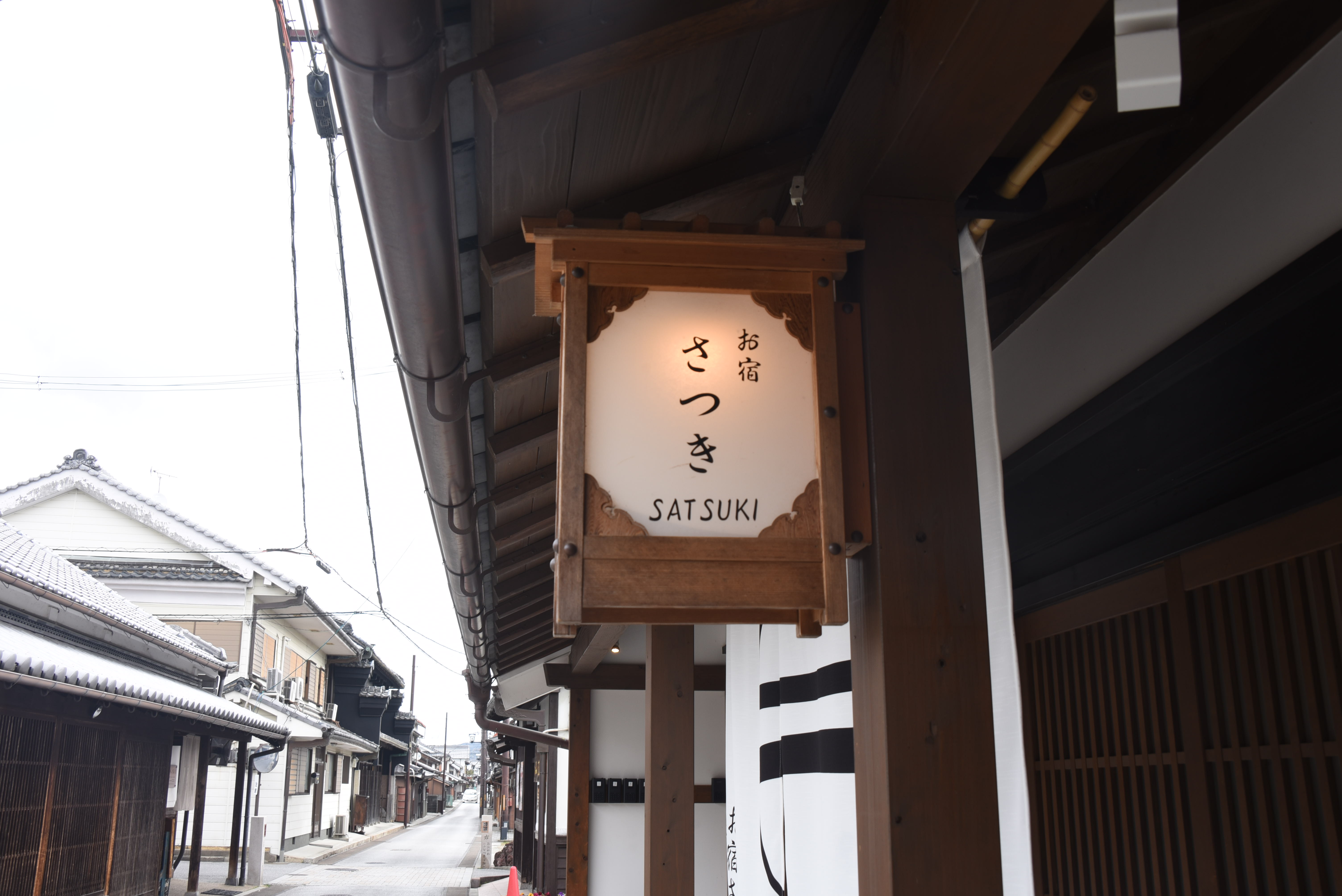 看板の先には、どこか懐かしさを感じる五條のまちが静かに広がっている。