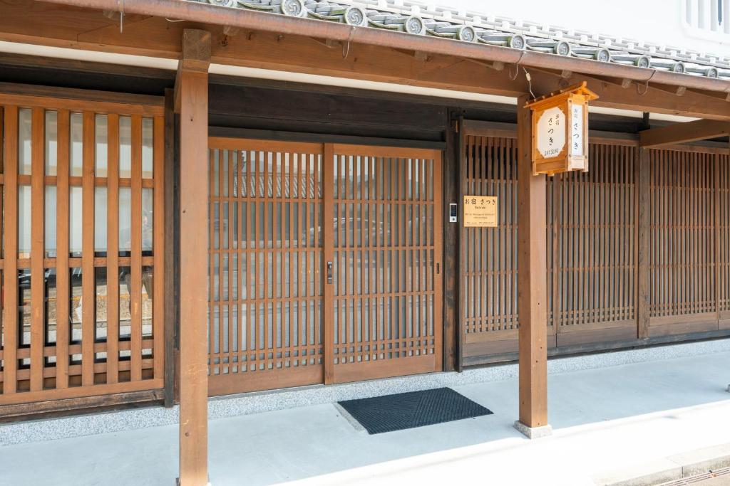 五條・新町の町並みに溶け込む、「さつき新町」の趣ある佇まい。