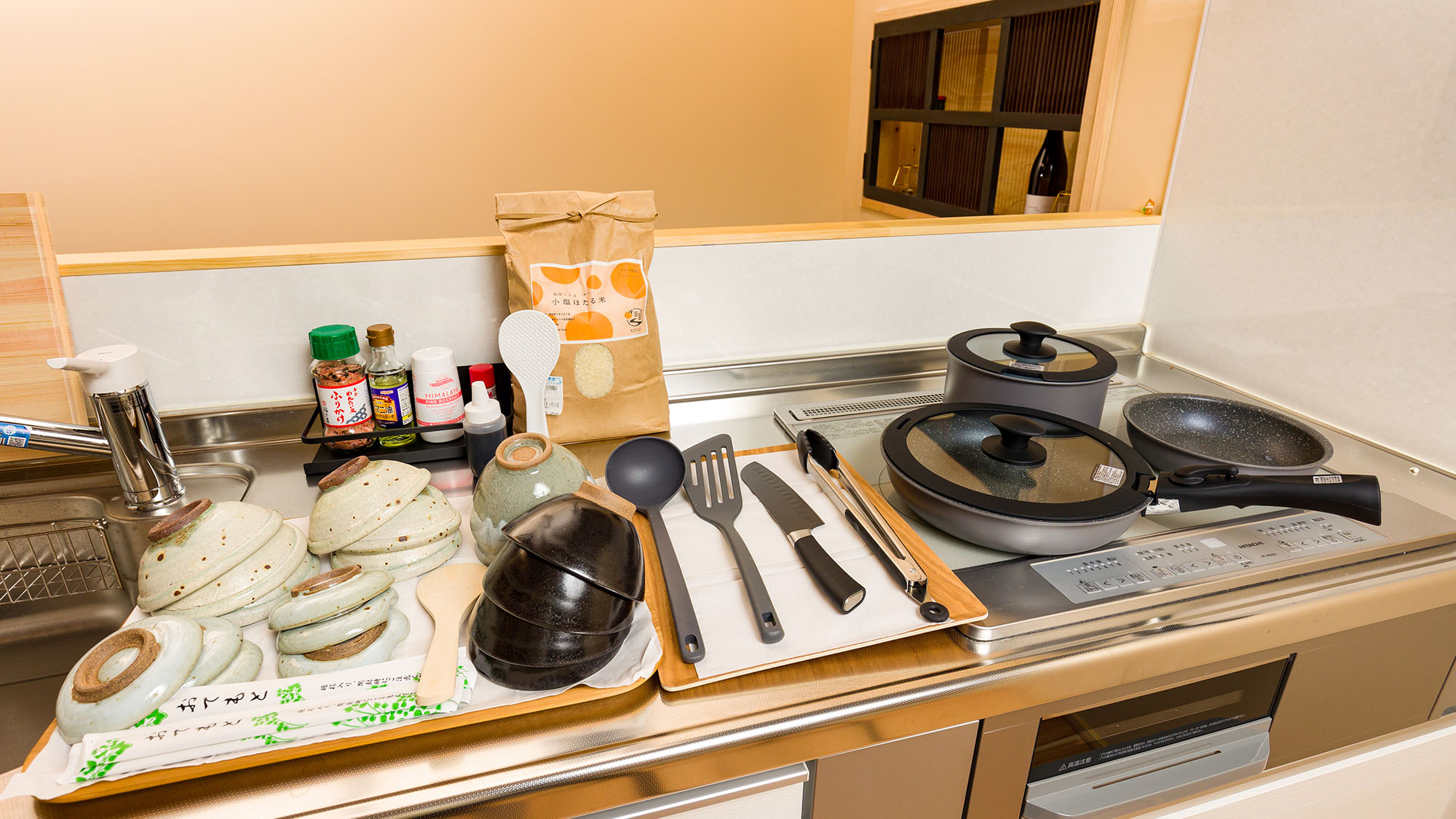 ・キッチンには調理器具や食器類を完備しております
