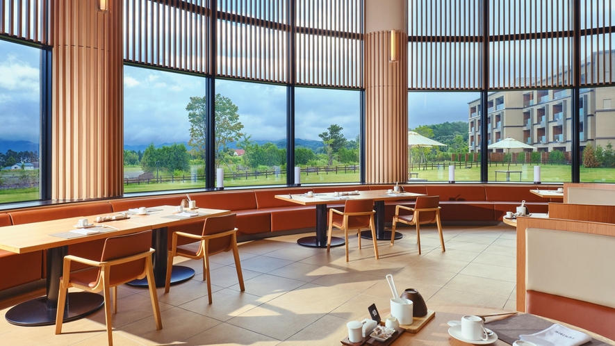 ◆レストラン「LUMIere」／大きな窓から光が差し込むレストランで朝食を