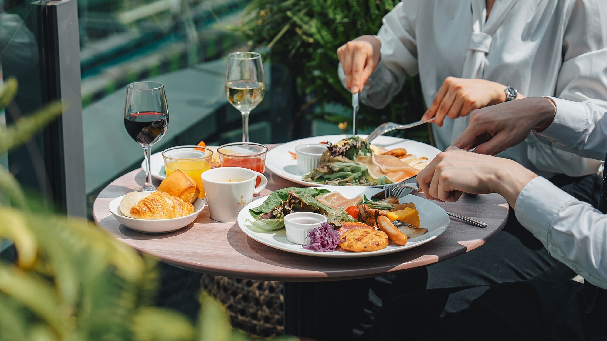 【朝食】サラダ・パン・卵料理・お茶漬けなどを揃えた和洋ビュッフェ。赤白ワイン含むドリンクも飲み放題。