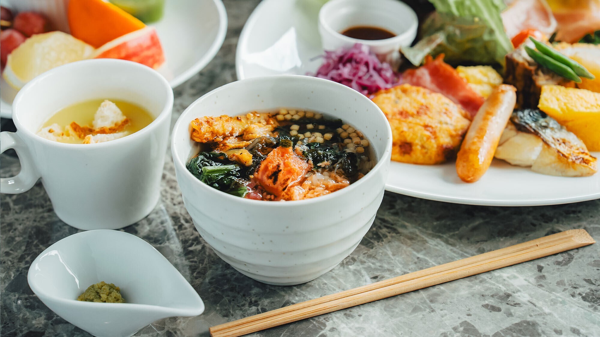 【朝食】サラダ・パン・卵料理・お茶漬けなどを揃えた和洋ビュッフェ。赤白ワイン含むドリンクも飲み放題。