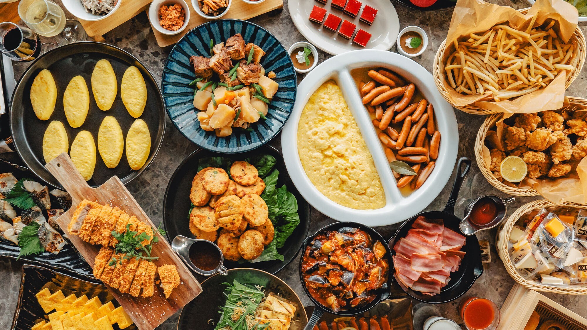 【朝食】サラダ・パン・卵料理・お茶漬けなどを揃えた和洋ビュッフェ。赤白ワイン含むドリンクも飲み放題。