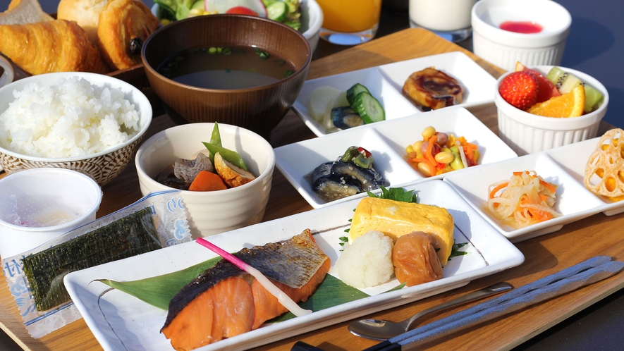 【選べる朝食／和食セット】焼き魚や7種の小鉢が楽しめる和食セットメニュー