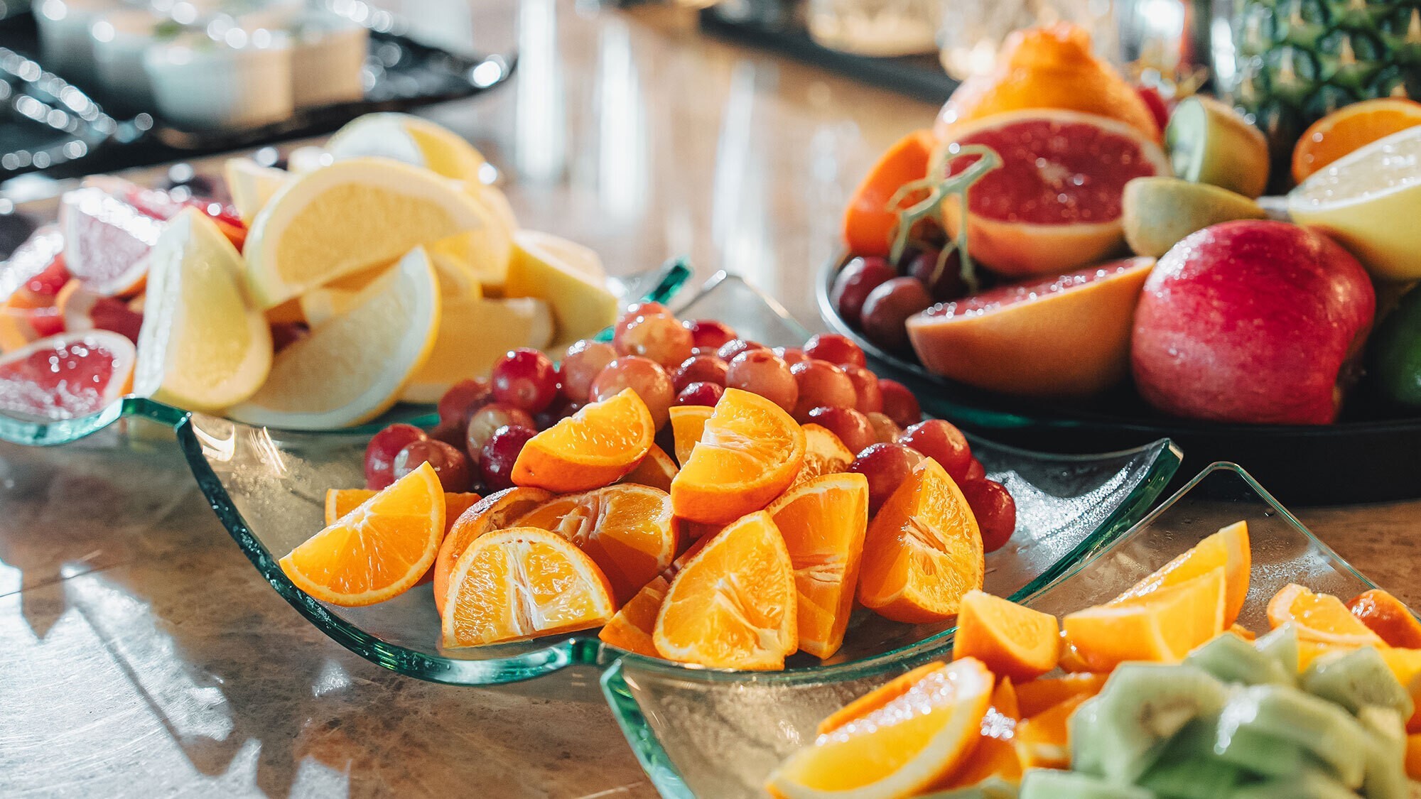 【朝食】サラダ・パン・卵料理・お茶漬けなどを揃えた和洋ビュッフェ。赤白ワイン含むドリンクも飲み放題。