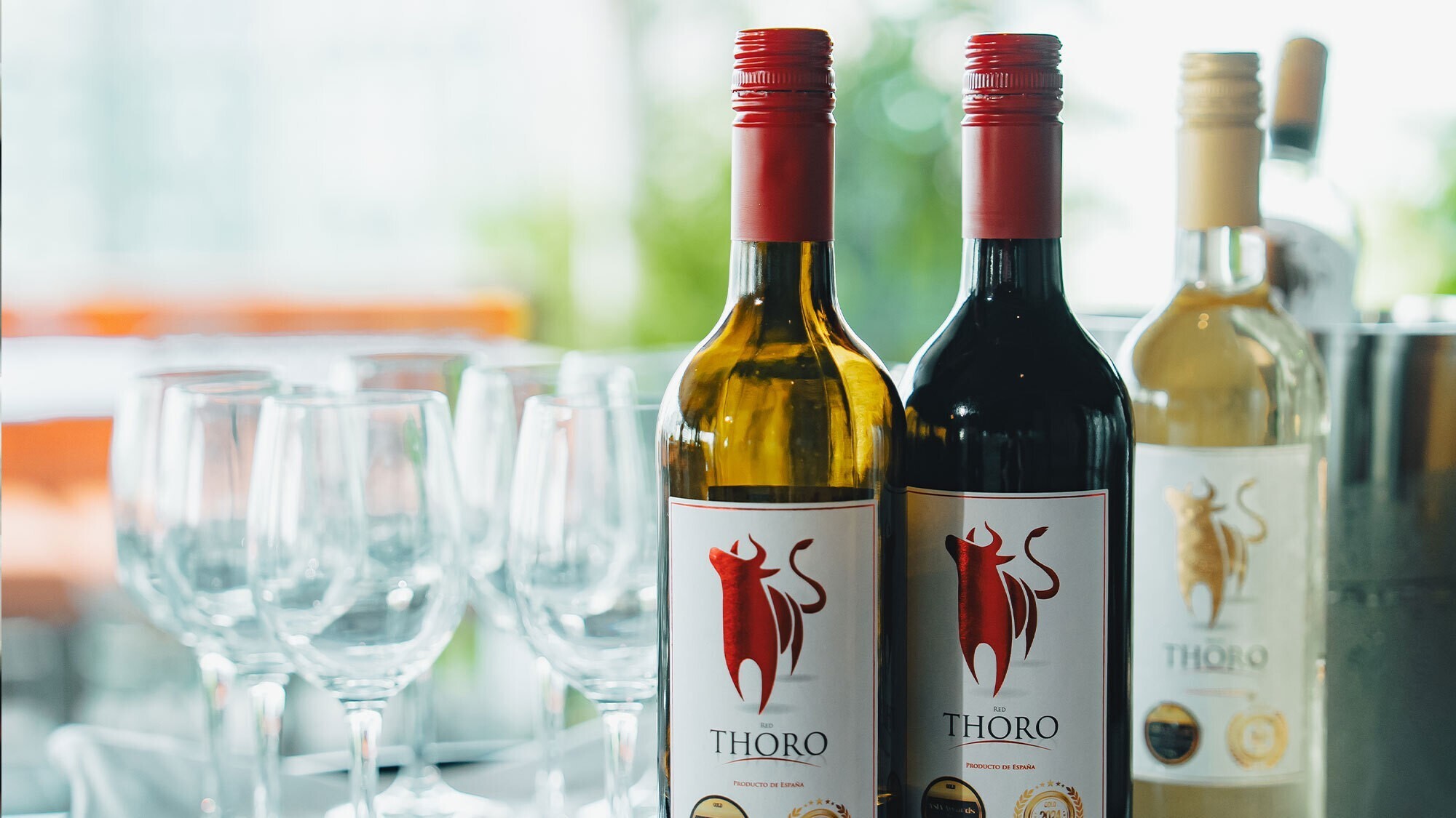 【朝食】サラダ・パン・卵料理・お茶漬けなどを揃えた和洋ビュッフェ。赤白ワイン含むドリンクも飲み放題。