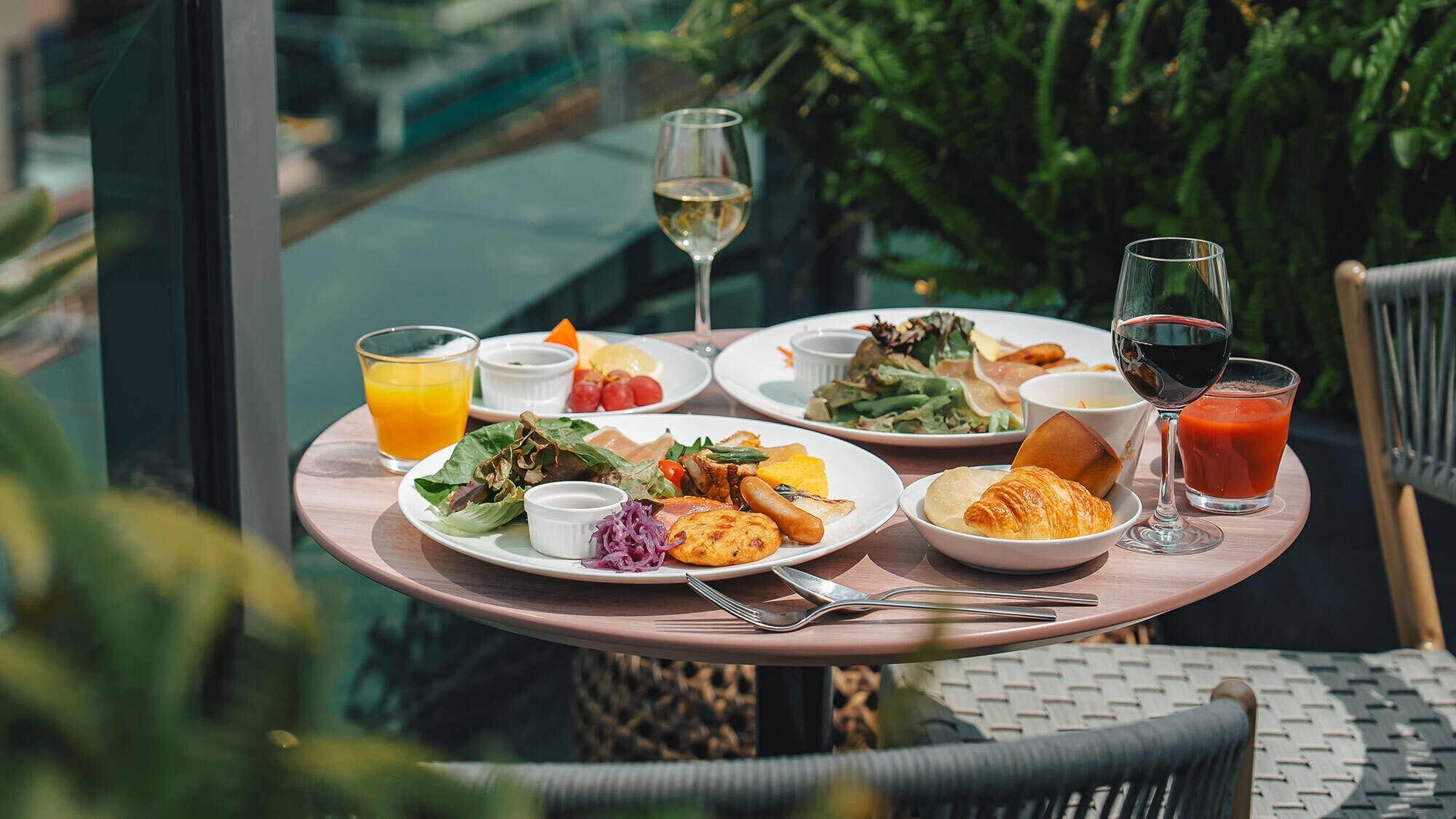 【朝食】サラダ・パン・卵料理・お茶漬けなどを揃えた和洋ビュッフェ。赤白ワイン含むドリンクも飲み放題。