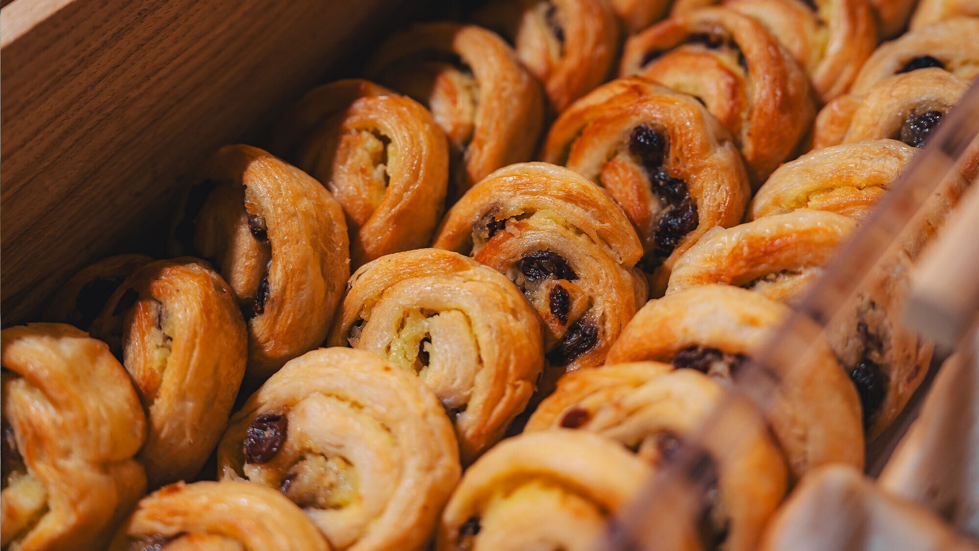 【朝食】サラダ・パン・卵料理・お茶漬けなどを揃えた和洋ビュッフェ。赤白ワイン含むドリンクも飲み放題。