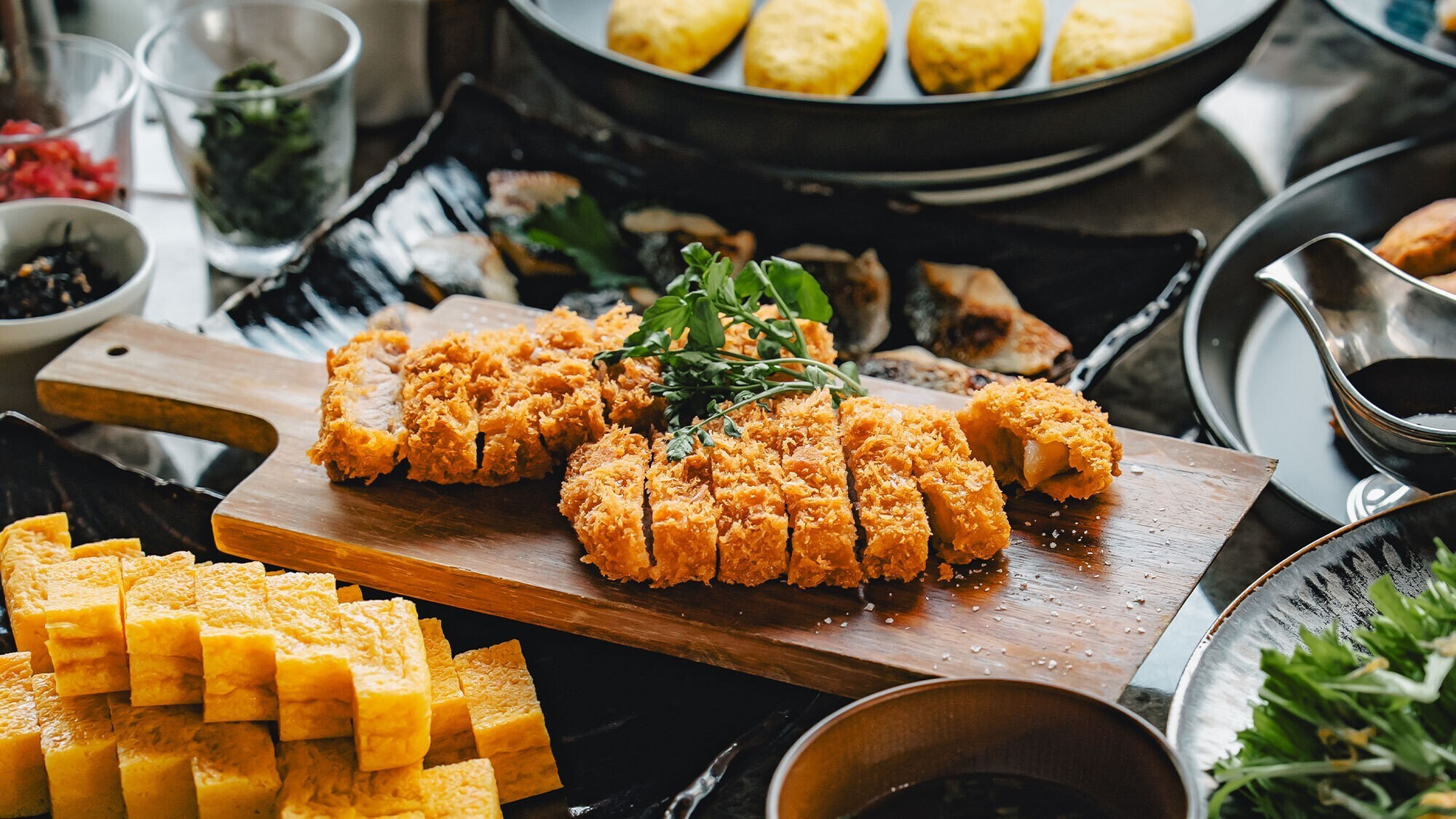 【朝食】サラダ・パン・卵料理・お茶漬けなどを揃えた和洋ビュッフェ。赤白ワイン含むドリンクも飲み放題。