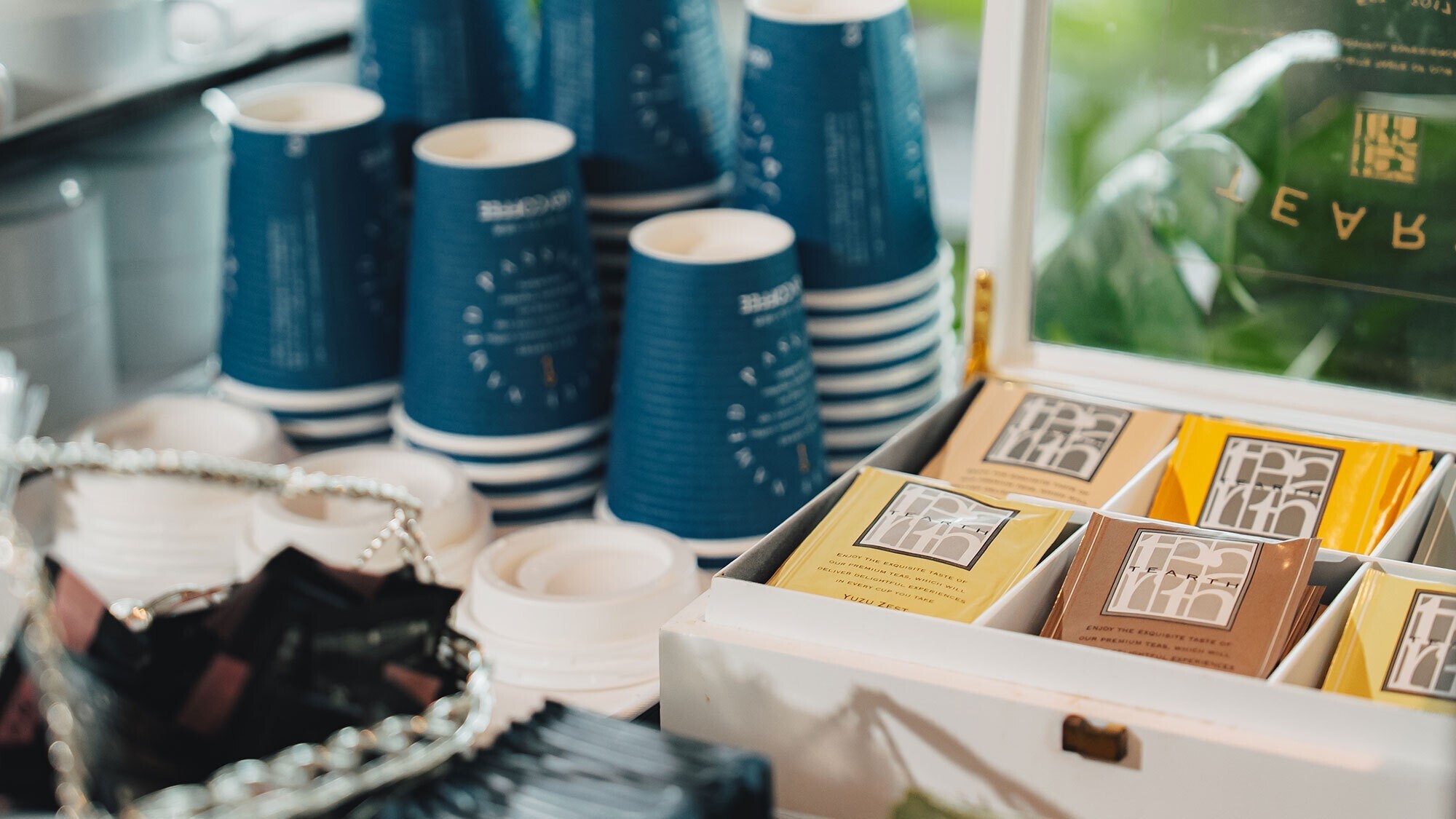 【朝食】サラダ・パン・卵料理・お茶漬けなどを揃えた和洋ビュッフェ。赤白ワイン含むドリンクも飲み放題。