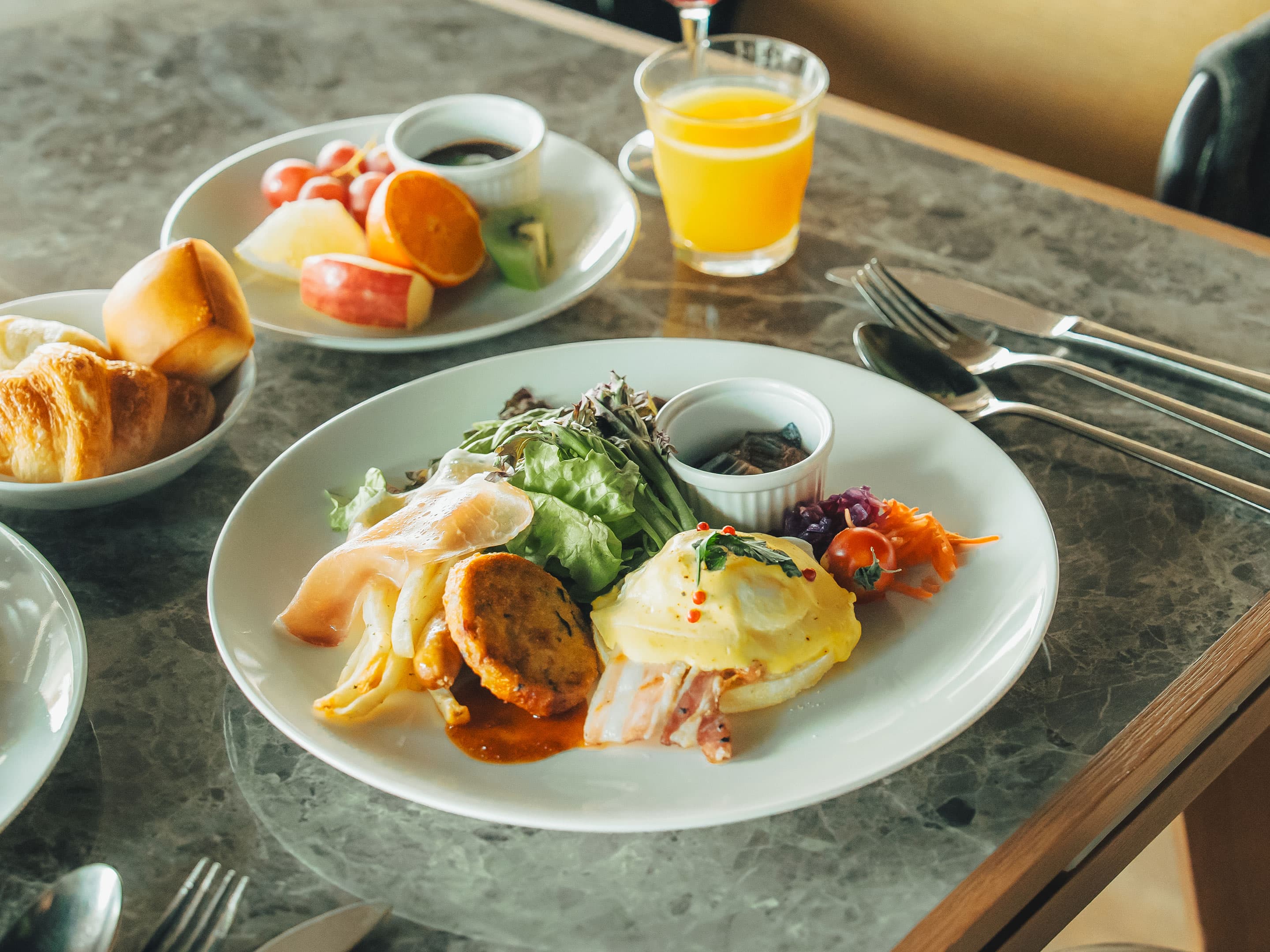 【朝食】土日限定エッグベネディクト。とろける卵とたっぷりオリジナルソースで、朝を彩る極上の一皿。