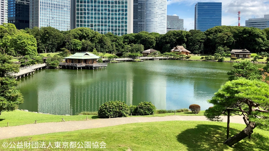 【浜離宮恩賜庭園】潮入の池と二つの鴨場をもつ江戸時代の代表的な大名庭園。