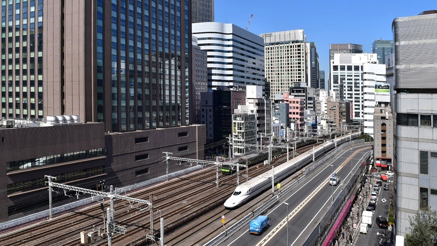 【デラックスクイーン＜トレインビュー＞】28.8平米／部屋の大きな窓から新幹線や列車が眺望できます。