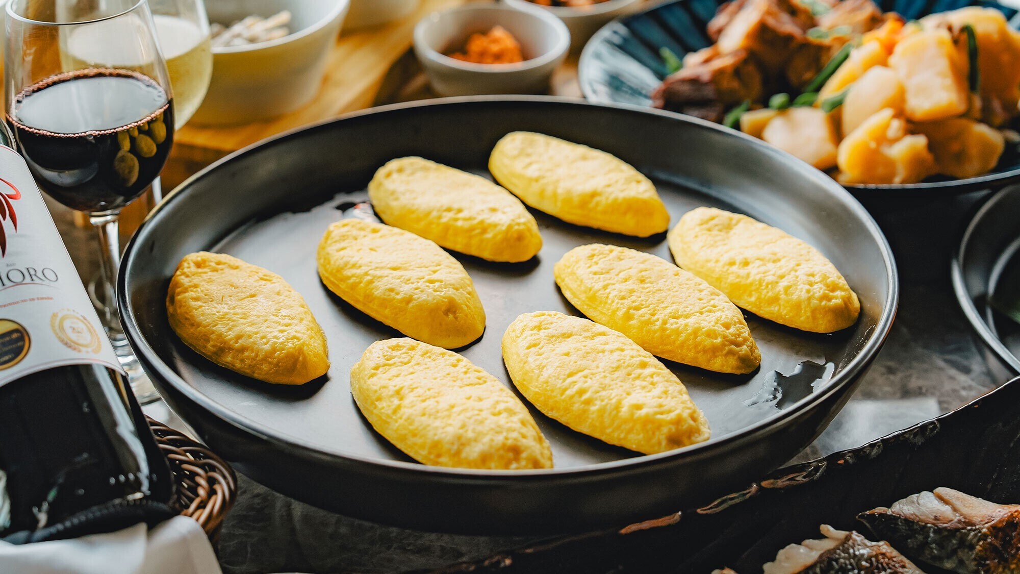 【朝食】サラダ・パン・卵料理・お茶漬けなどを揃えた和洋ビュッフェ。赤白ワイン含むドリンクも飲み放題。