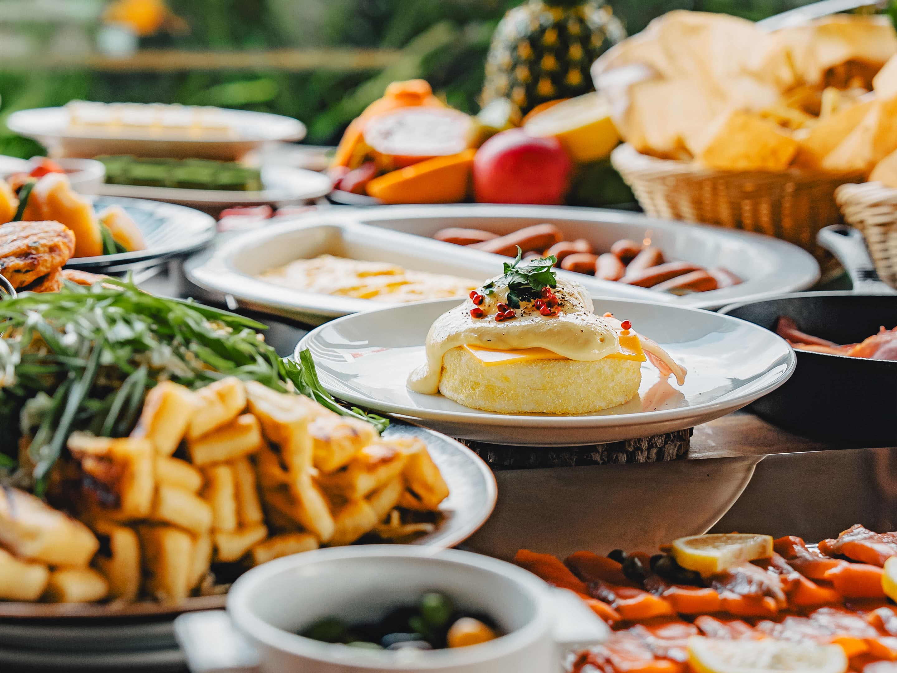 【朝食】土日限定エッグベネディクト。とろける卵とたっぷりオリジナルソースで、朝を彩る極上の一皿。