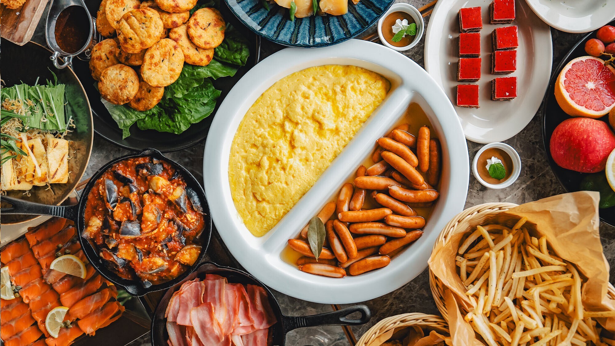 【朝食】サラダ・パン・卵料理・お茶漬けなどを揃えた和洋ビュッフェ。赤白ワイン含むドリンクも飲み放題。