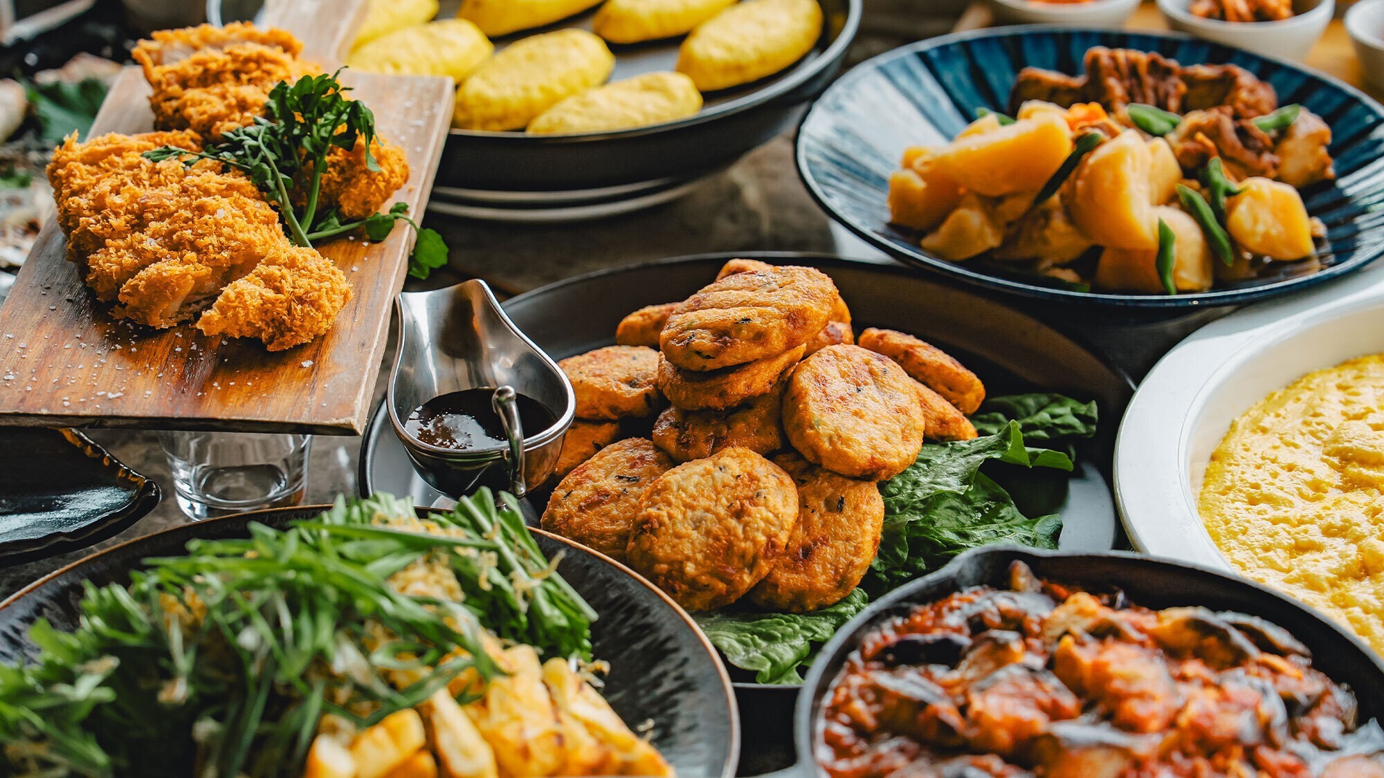 【朝食】サラダ・パン・卵料理・お茶漬けなどを揃えた和洋ビュッフェ。赤白ワイン含むドリンクも飲み放題。