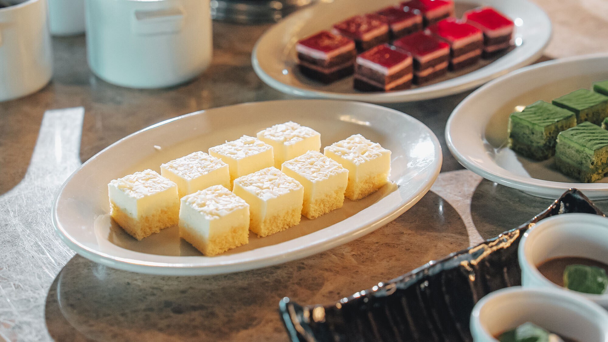 【朝食】サラダ・パン・卵料理・お茶漬けなどを揃えた和洋ビュッフェ。赤白ワイン含むドリンクも飲み放題。