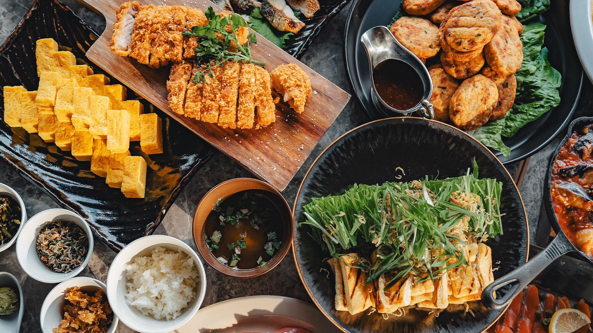 【朝食】サラダ・パン・卵料理・お茶漬けなどを揃えた和洋ビュッフェ。赤白ワイン含むドリンクも飲み放題。