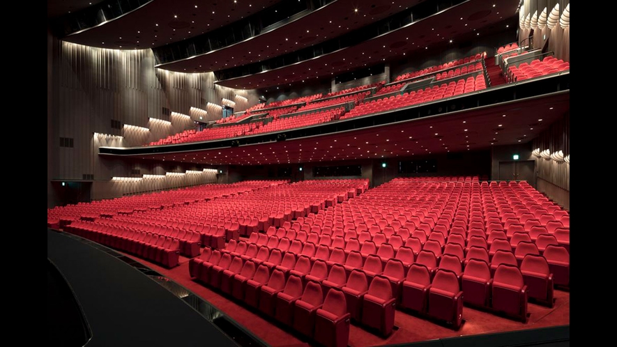 【東京宝塚劇場】エントランスには赤い絨毯が敷かれ、光り輝くシャンデリアがエレガントな空間を演出。 
