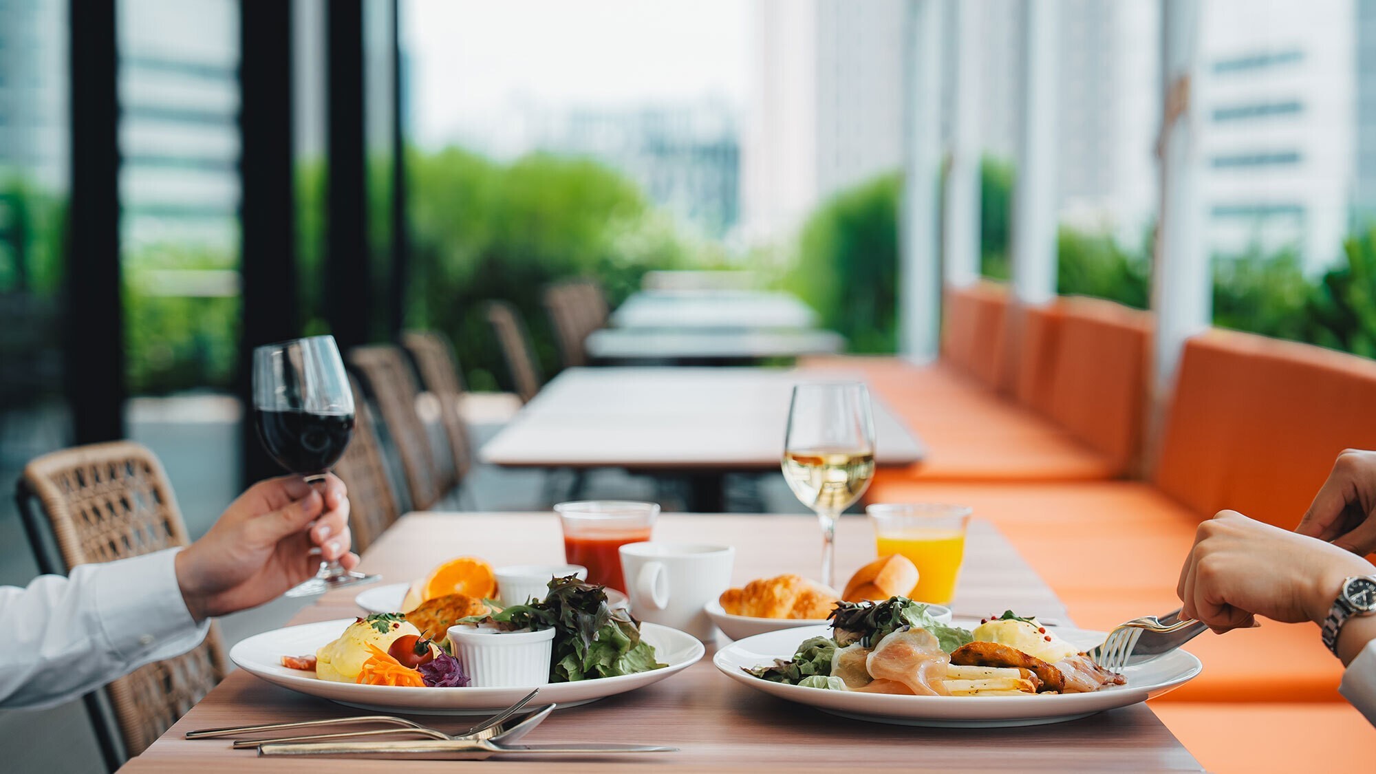 【朝食】サラダ・パン・卵料理・お茶漬けなどを揃えた和洋ビュッフェ。赤白ワイン含むドリンクも飲み放題。