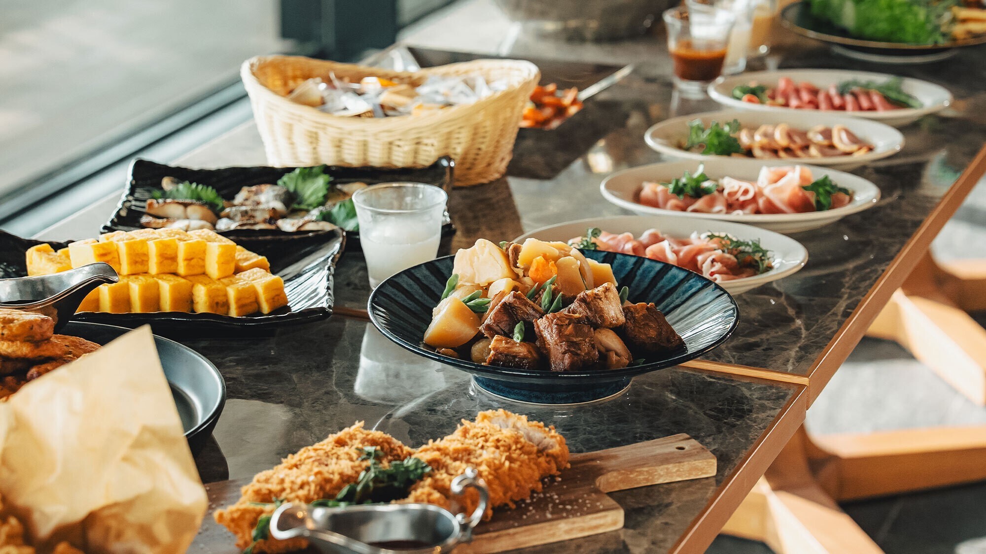 【朝食】サラダ・パン・卵料理・お茶漬けなどを揃えた和洋ビュッフェ。赤白ワイン含むドリンクも飲み放題。