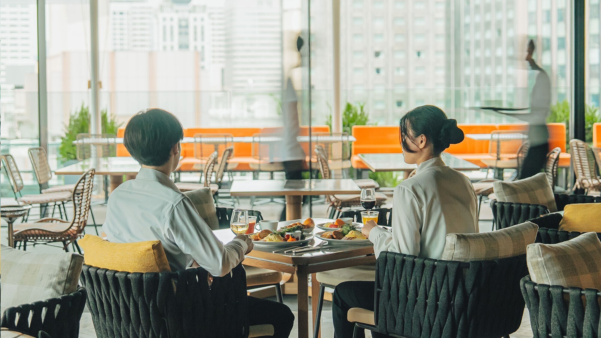 【朝食】サラダ・パン・卵料理・お茶漬けなどを揃えた和洋ビュッフェ。赤白ワイン含むドリンクも飲み放題。