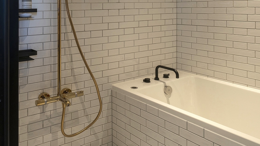 【デラックスツイン（フォース可）】シャワーとバスタブが分かれた機能性に優れたバスルーム。