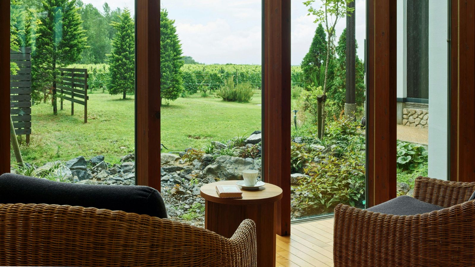 ラウンジからぶどう畑を望む