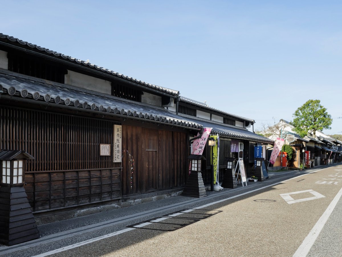 城東町街並み保存地区（ホテルから車で14分）：旧出雲街道沿いに、約1kmにわたり古い商家が軒を連ねま