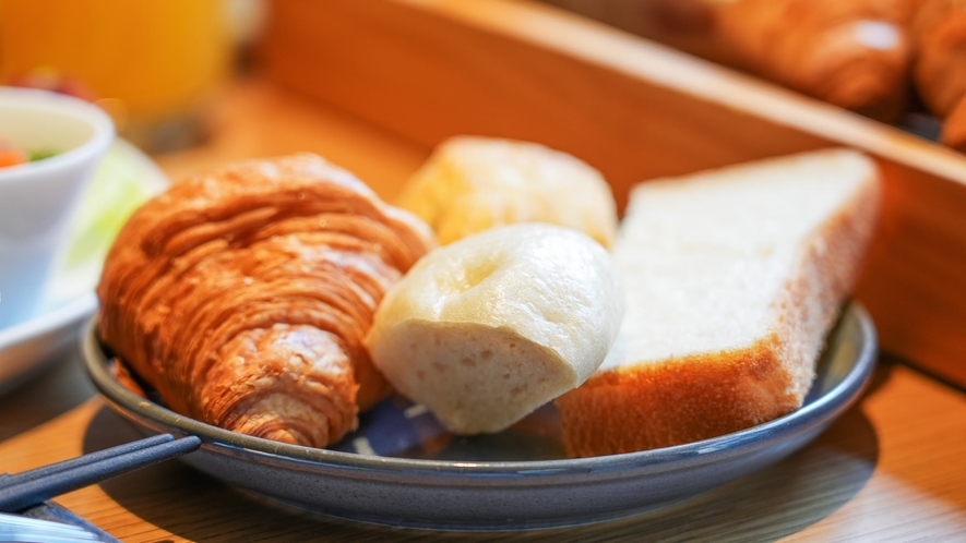京都老舗パンビュッフェと日替わりプレートのご朝食