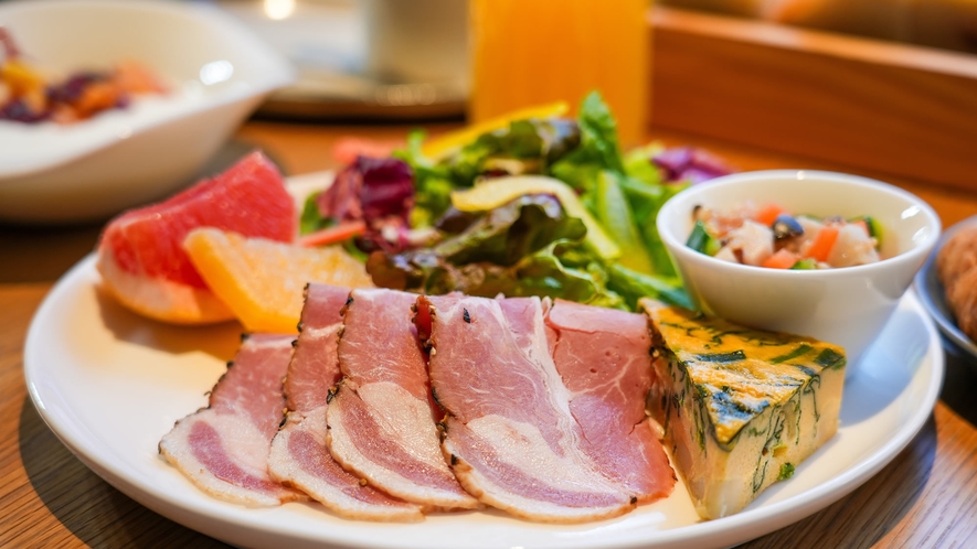 京都老舗パンビュッフェと日替わりプレートのご朝食