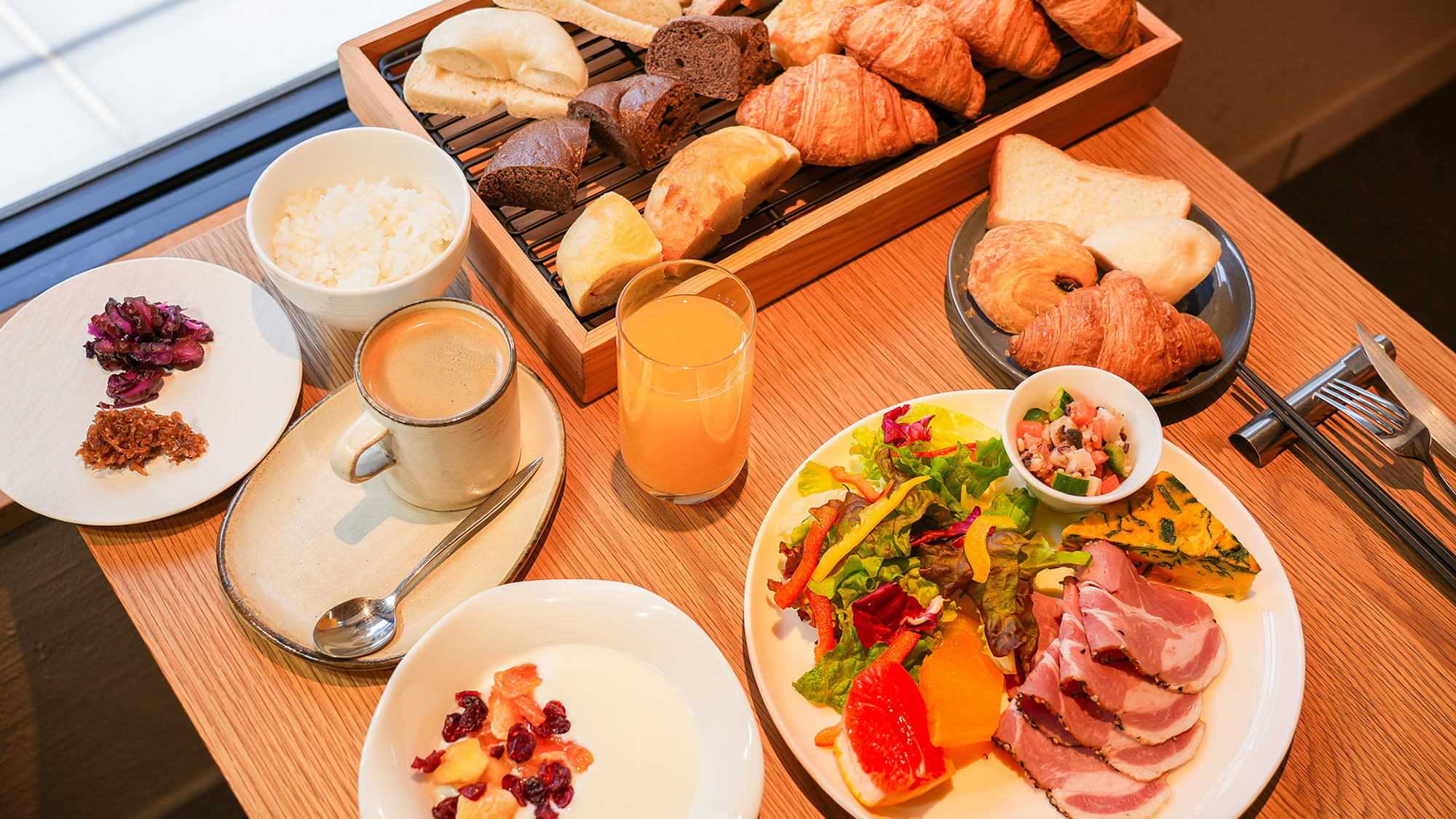 京都老舗パンビュッフェと日替わりプレートのご朝食