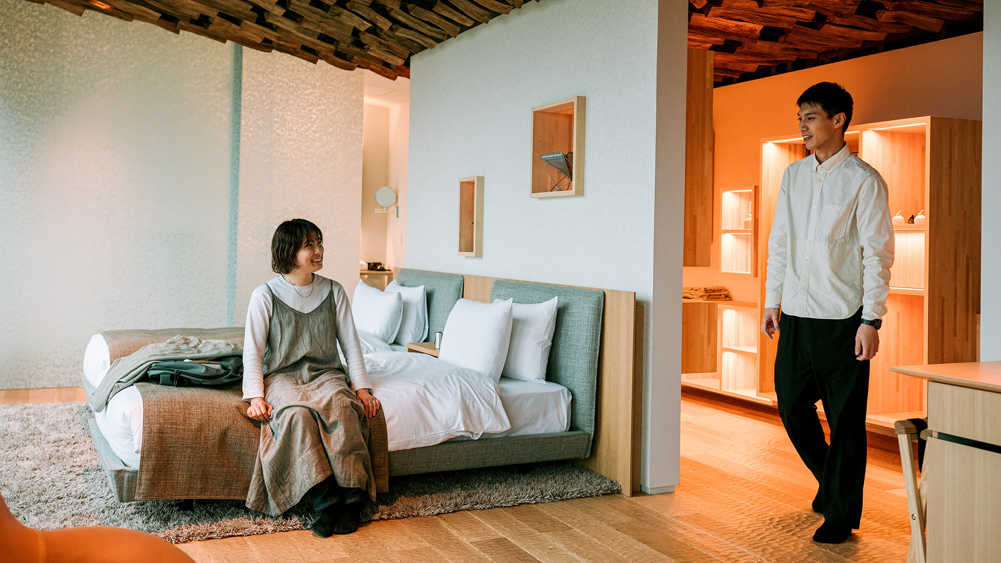 ・【Jurliqueプラン】天井に浮かぶ薪をはじめ、木を基調とした隈研吾氏デザインの開放的な客室です