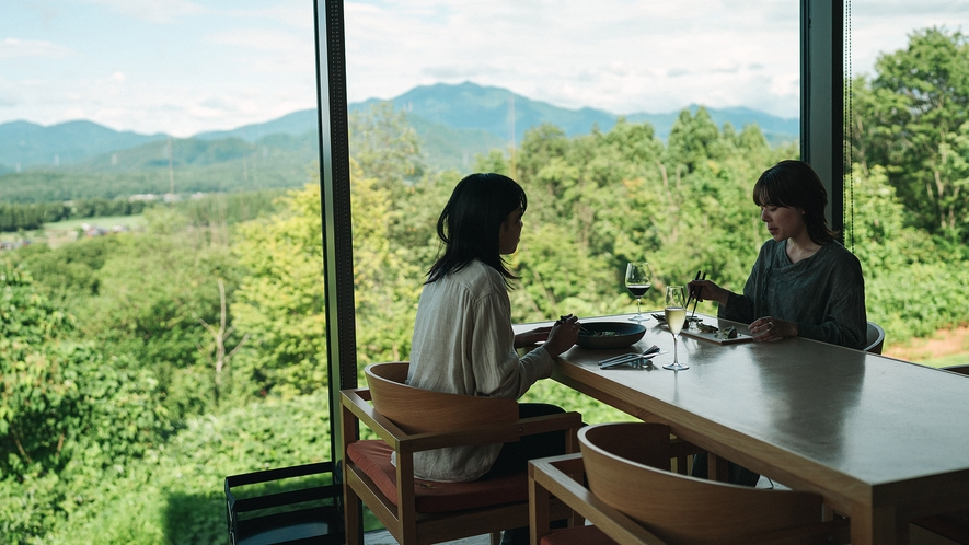 ・【レストラン雪峰】窓の外に広がるいっぱいの緑とお料理を共にご堪能ください