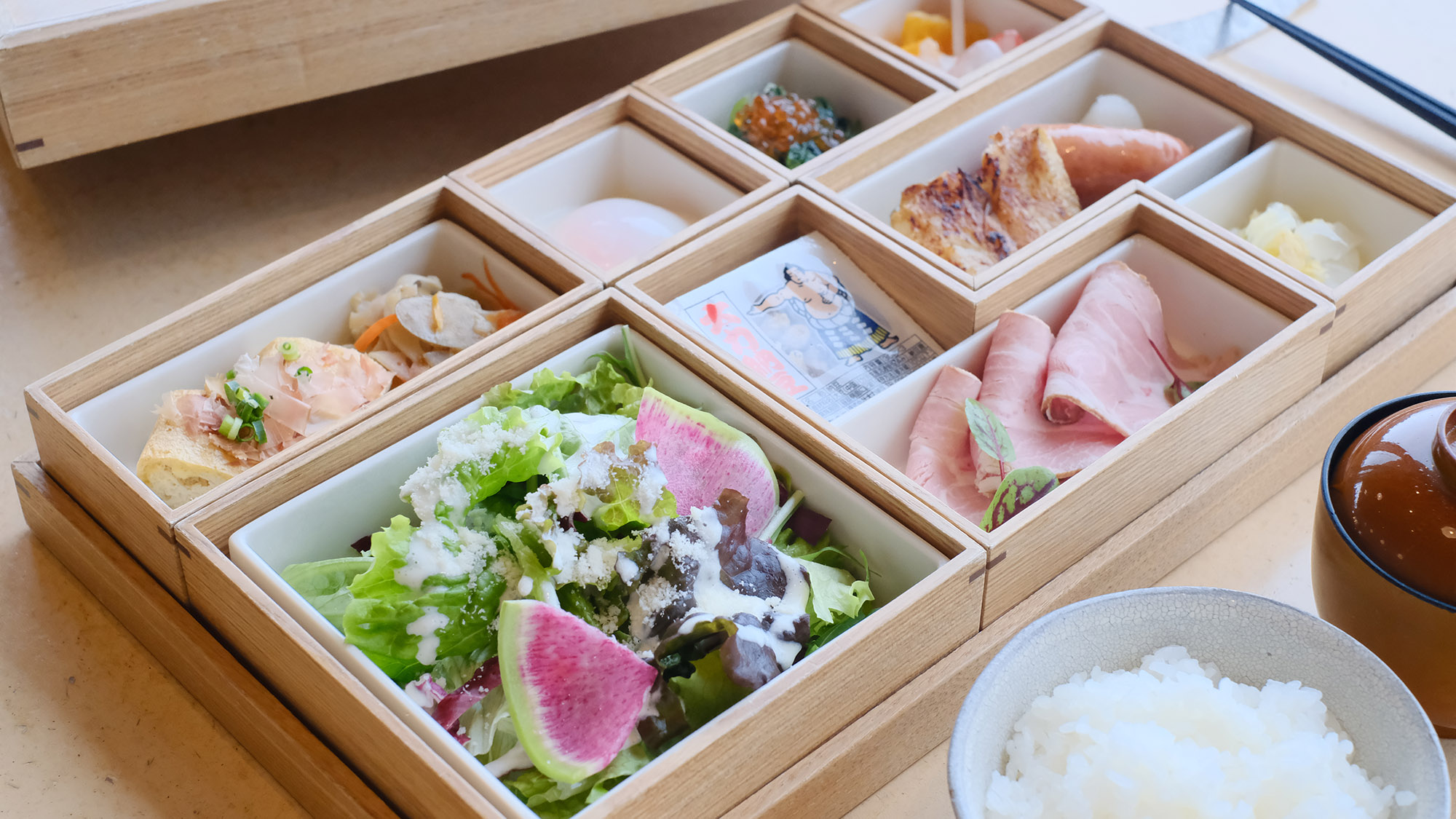 ・【朝食一例】地元産コシヒカリや地元食材をふんだんに使用した、温かく滋味深い和食をご用意しております