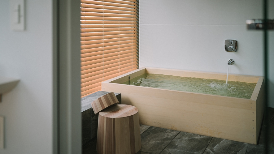 ・【客室】大きな窓があり開放的なバスルーム。温泉は隣接する大浴場でお楽しみいただけます