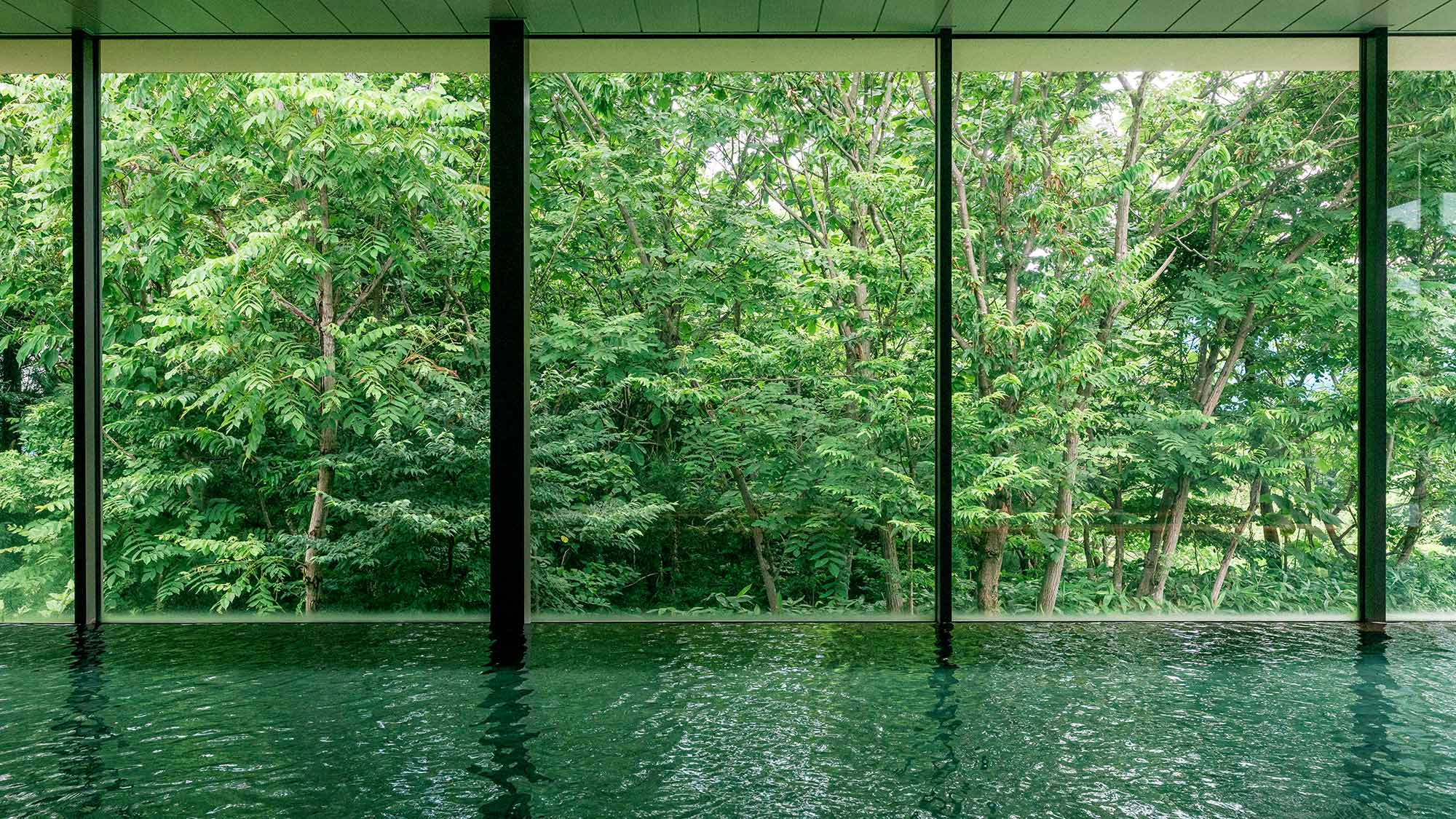 ・【Jurliqueプラン】解放感のある広々とした大浴場は、大自然の四季に囲まれとても贅沢な気分に