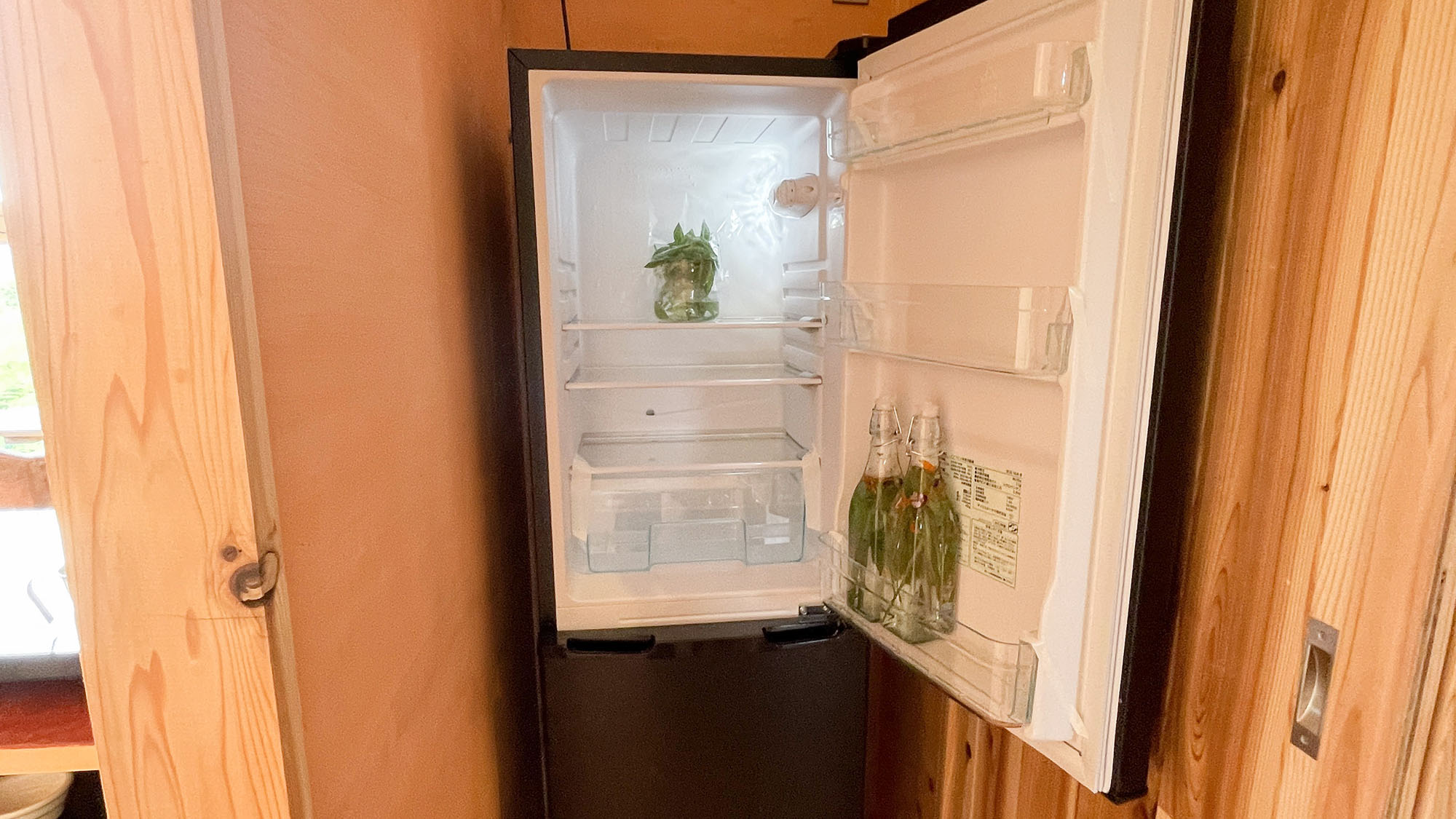 ・【キッチン】キッチン内には冷蔵庫や電子レンジなどの電化製品もご用意しております。