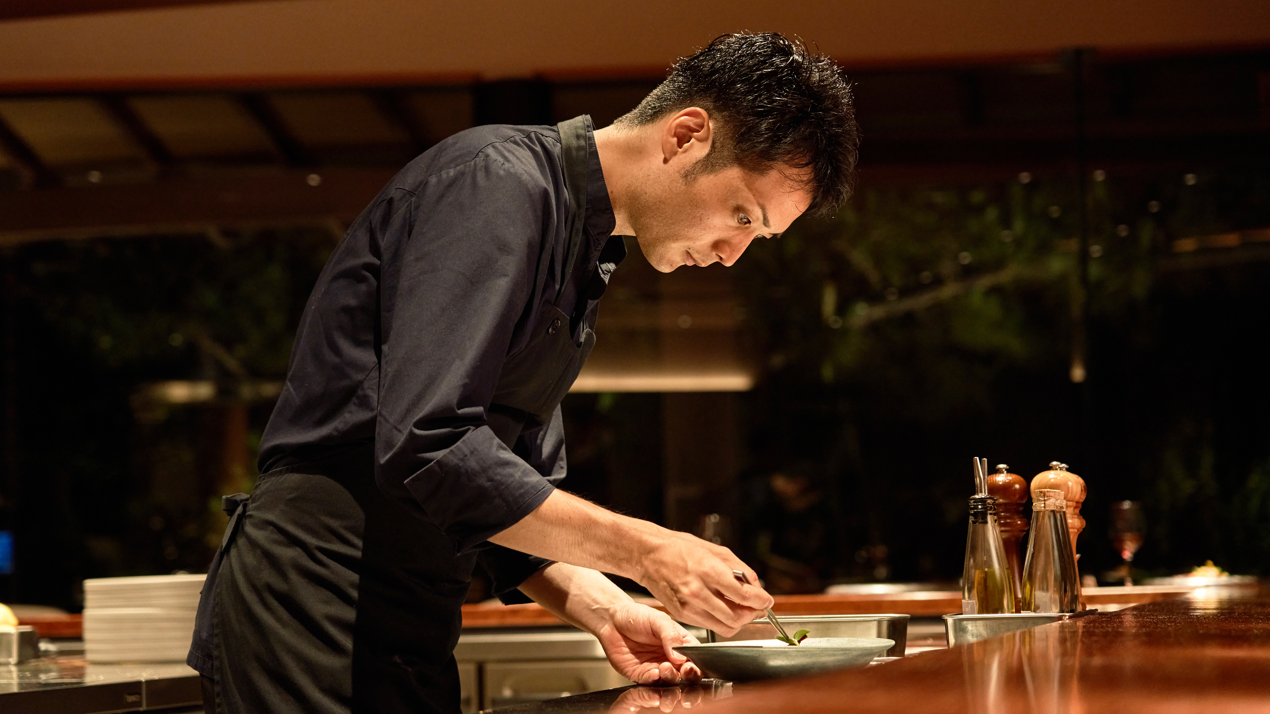 オープンキッチンで仕上げる一期一会の料理