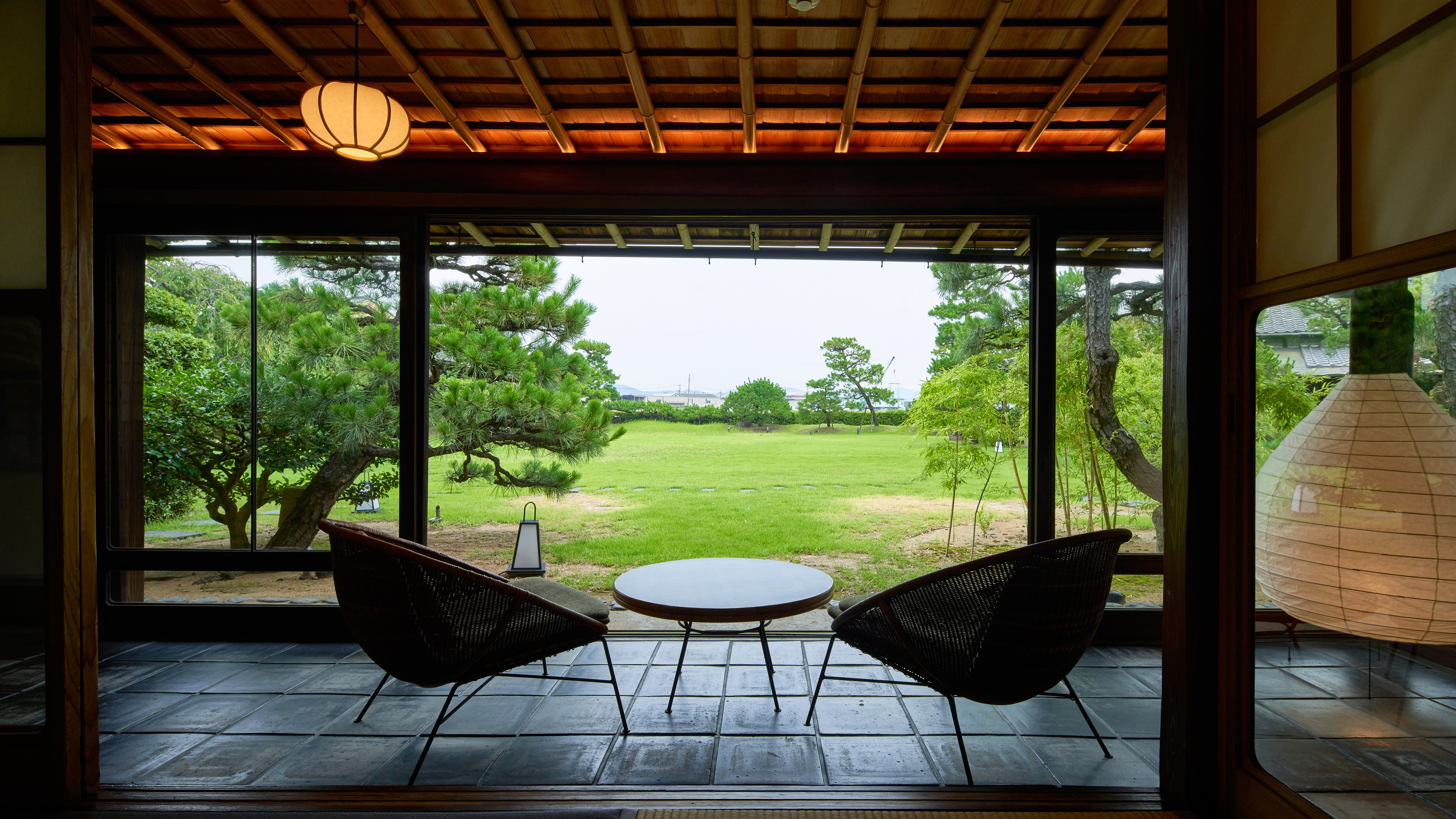 春から夏にかけての美しい緑におおわれた庭園
